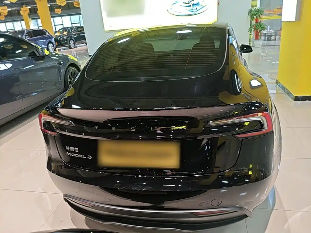 Фото 6 - Tesla Model 3