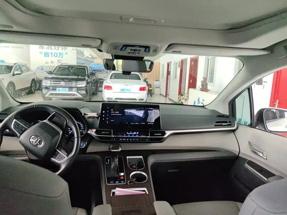 Toyota Granvia 2023 2022 2.5L Hybrid Premium Edition