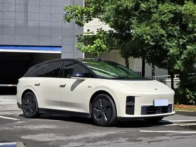 Li Auto i6 2025 2WD Base Model — фото 1