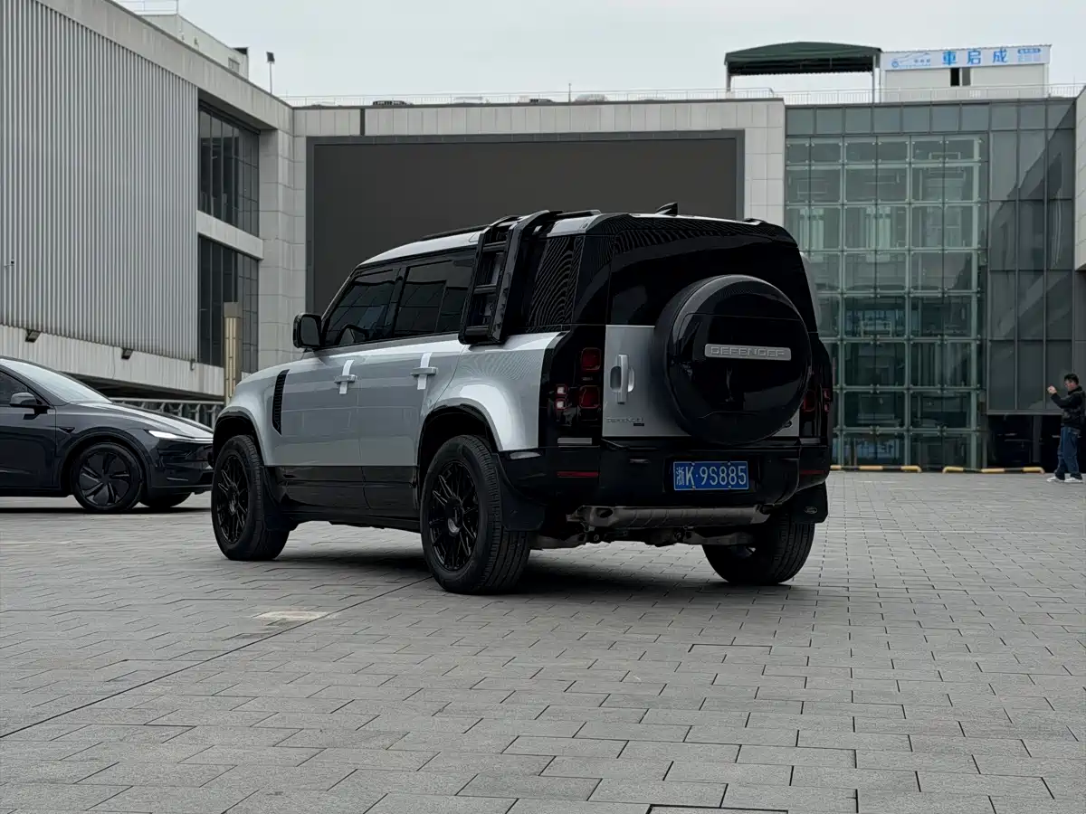 LAND ROVER DEFENDER