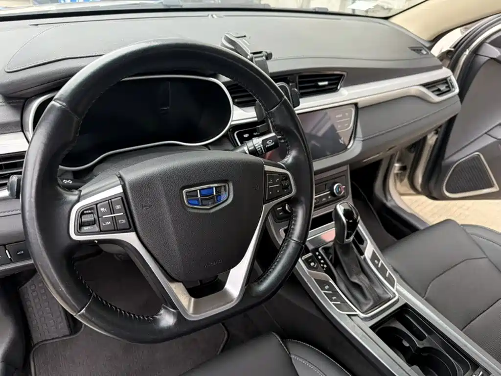 Фото 11 - Geely Emgrand