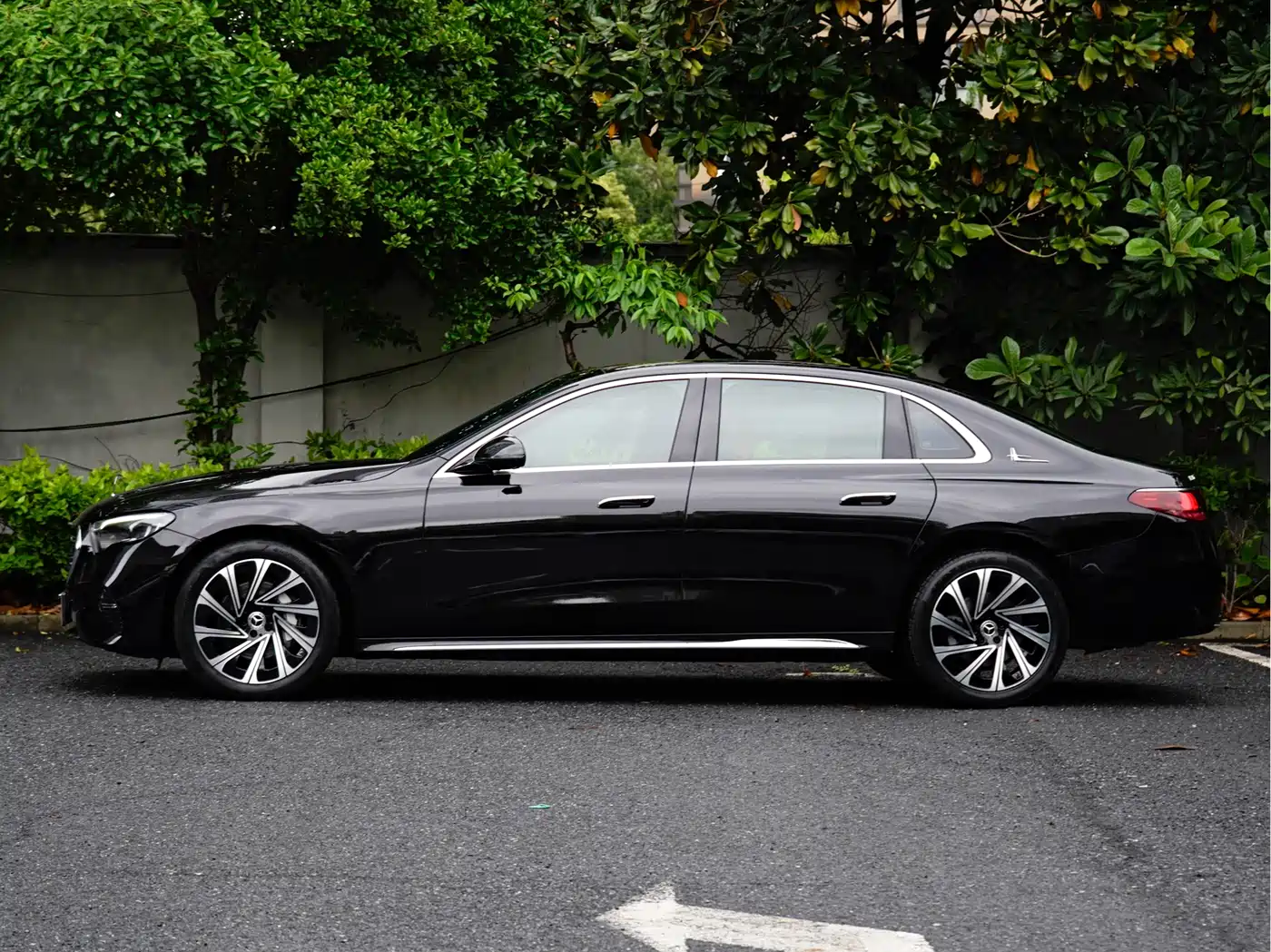 Mercedes-Benz E-Class 2024 Model E 300 L Luxury фото 3