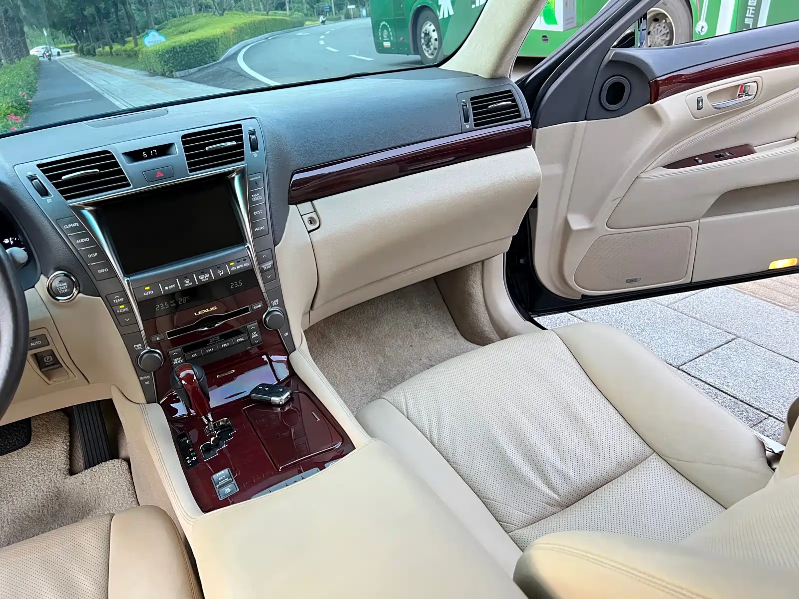 Фото 15 - Lexus LS