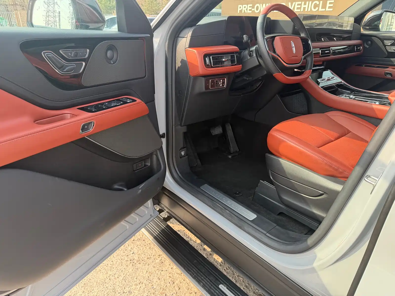 Фото 13 - Lincoln Aviator