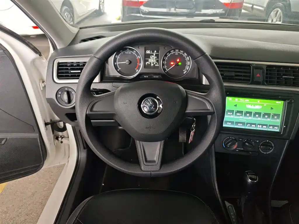 Škoda Skoda Rapid Spaceback 2016 Facelift 1.6L Automatic Innovation Edition фото 11