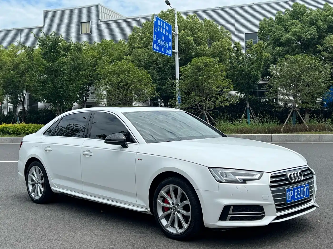 Фото 2 - Audi A4L