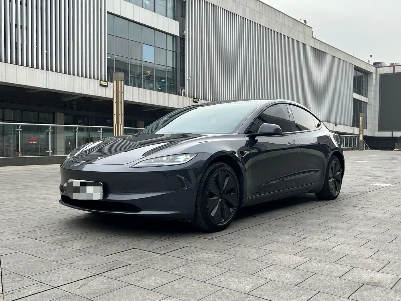 TESLA MODEL 3