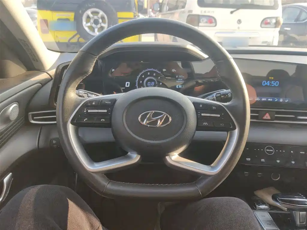 Hyundai Elantra 2022 1.5L CVT LUX Premium Edition фото 7