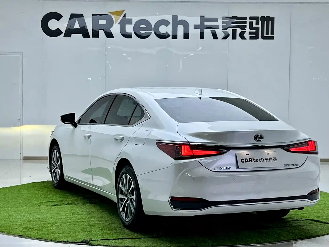 Lexus ES 2023 200 Excellence Edition фото 3