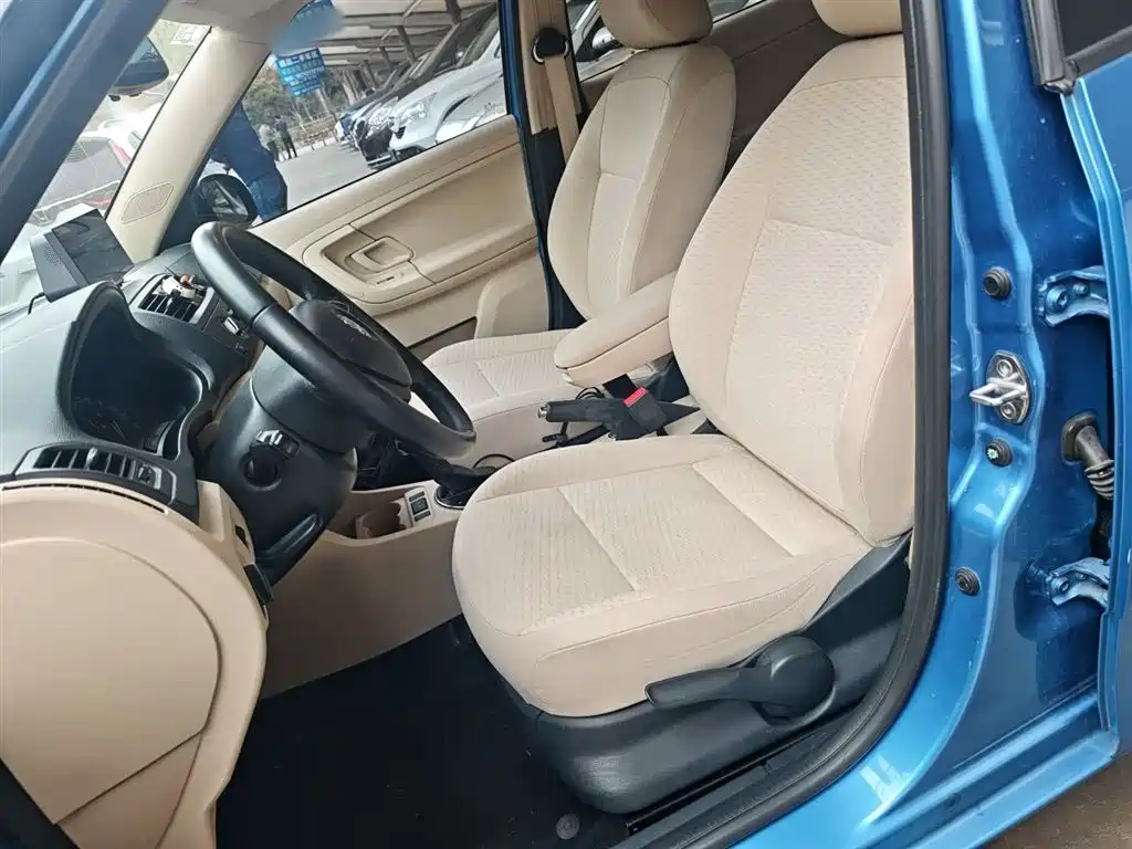 Škoda Fabia 2014 1.4L Automatic Crystal Spirit Edition фото 15