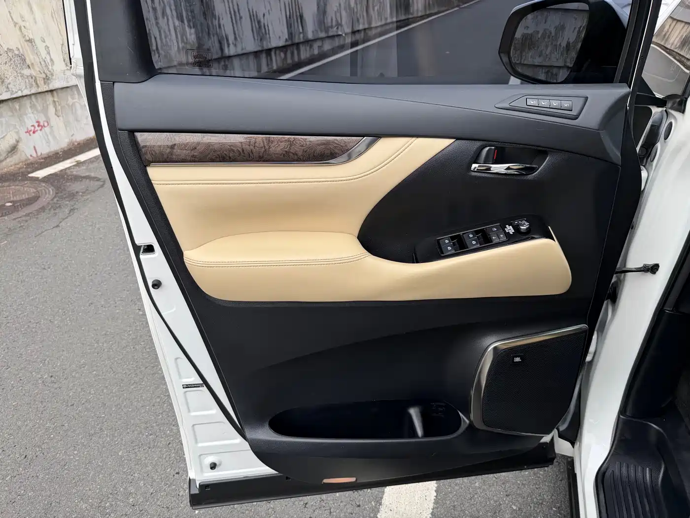 Toyota Alphard 2019 Hybrid 2.5L Premium Edition фото 12