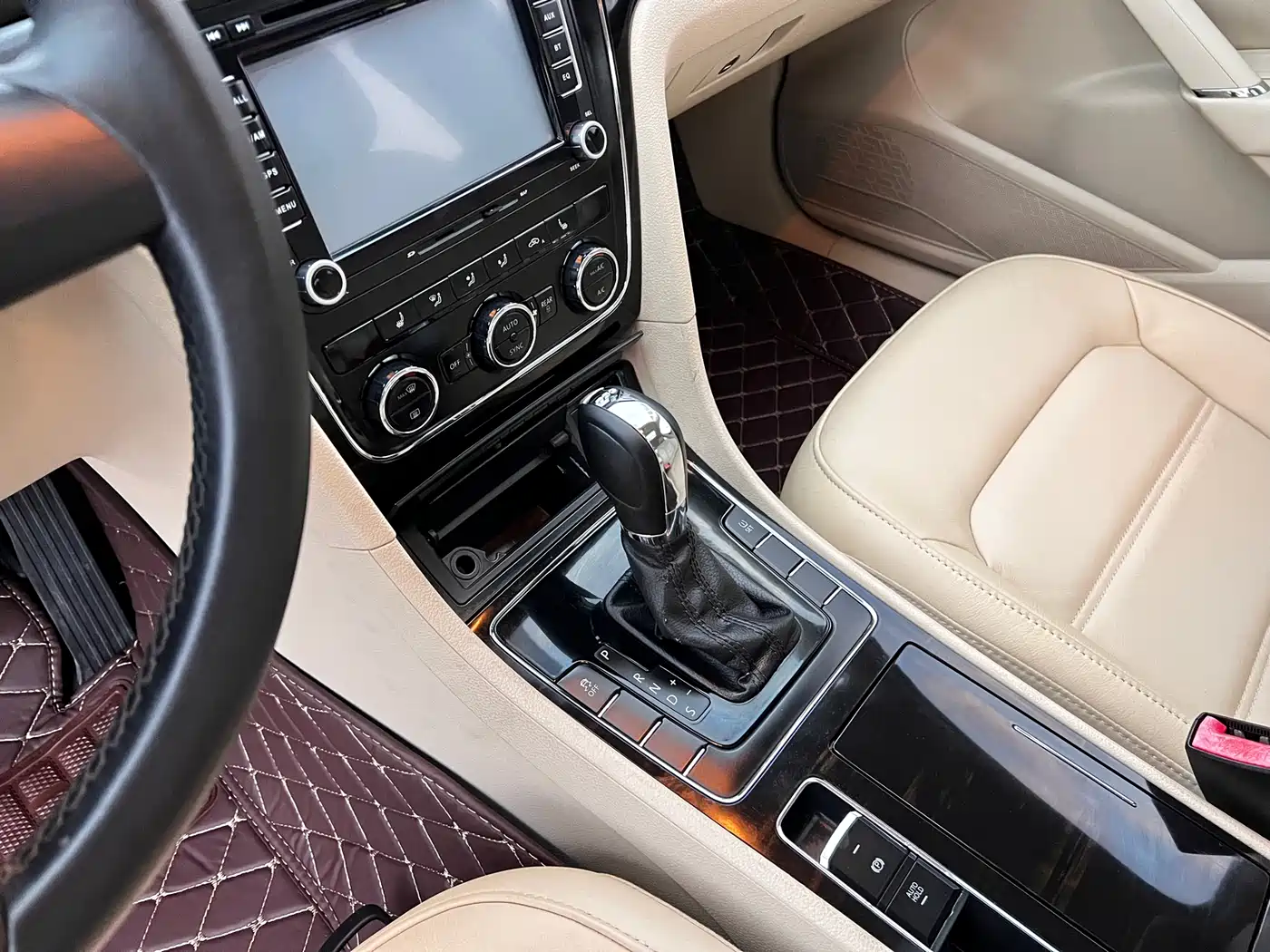 Volkswagen Passat 2014 1.8TSI DSG Executive Edition фото 8