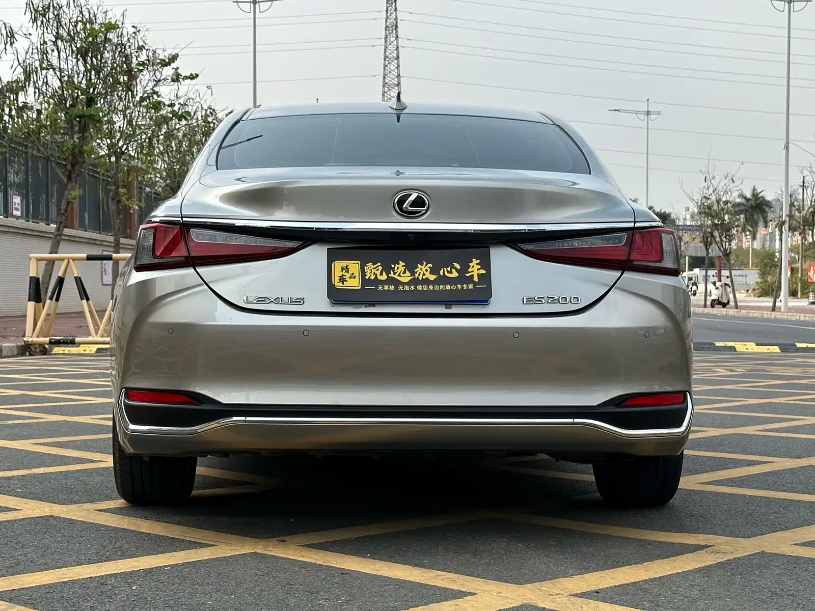 Photo 5 - Lexus ES