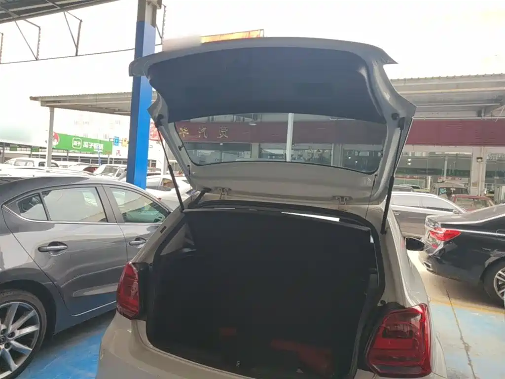 Volkswagen Polo 2016 1.6L Automatic Comfort фото 19