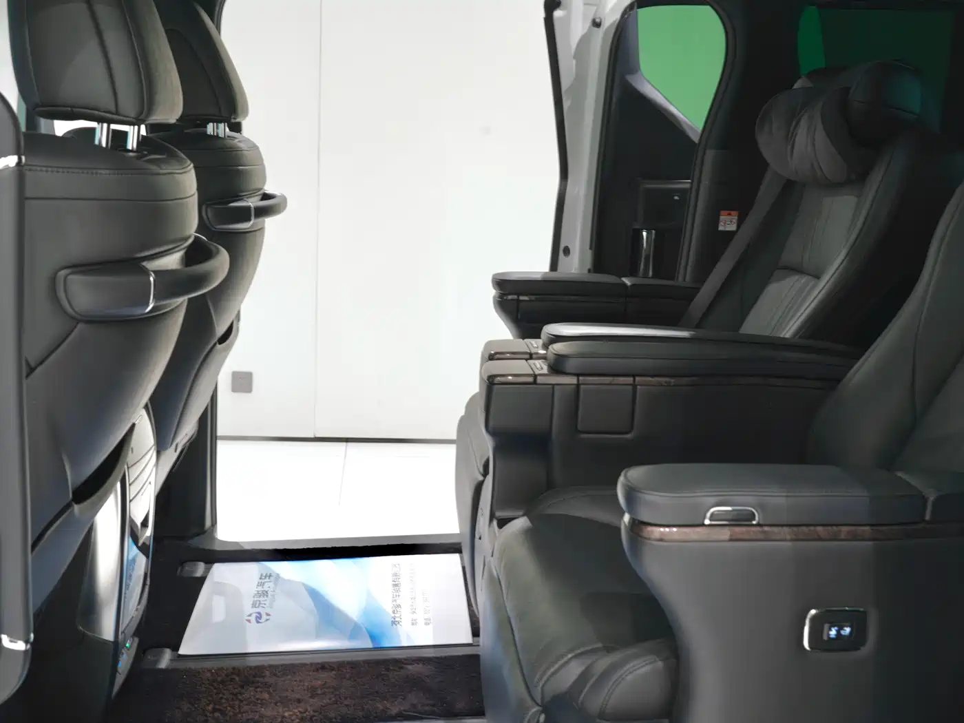 Toyota Alphard 2021 Hybrid 2.5L Premium фото 4