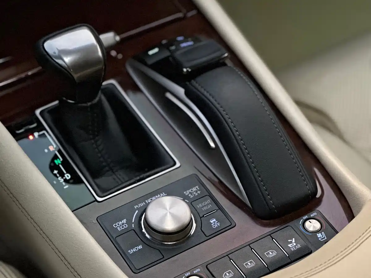 Фото 17 - Lexus LS