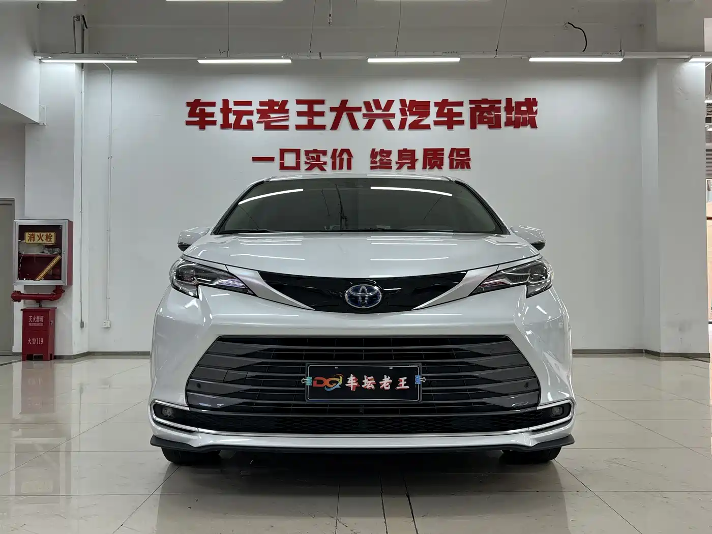 Toyota Sienna 2023 2.5L Hybrid Luxury Edition фото 2