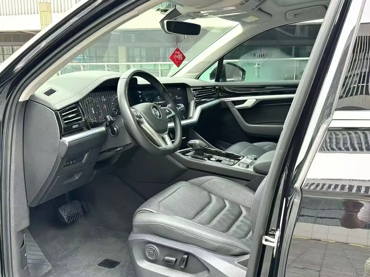 Volkswagen Touareg 2019 3.0TSI Sharp Edge Edition China V фото 5