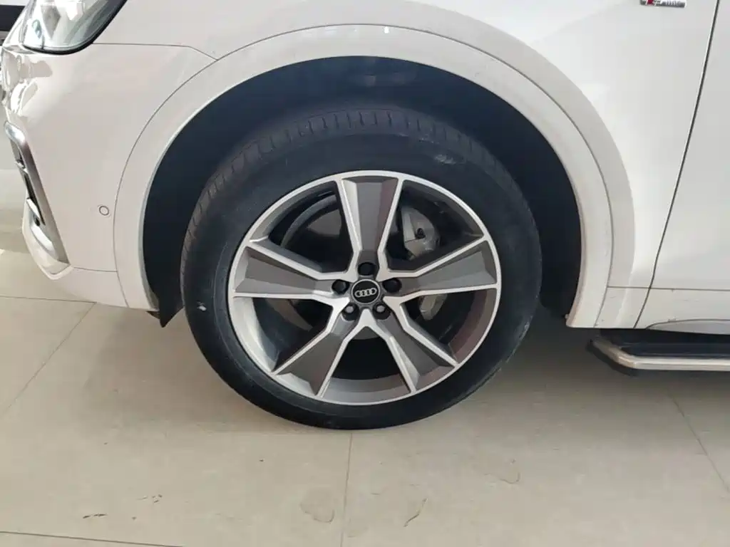 Фото 23 - Audi Q5L