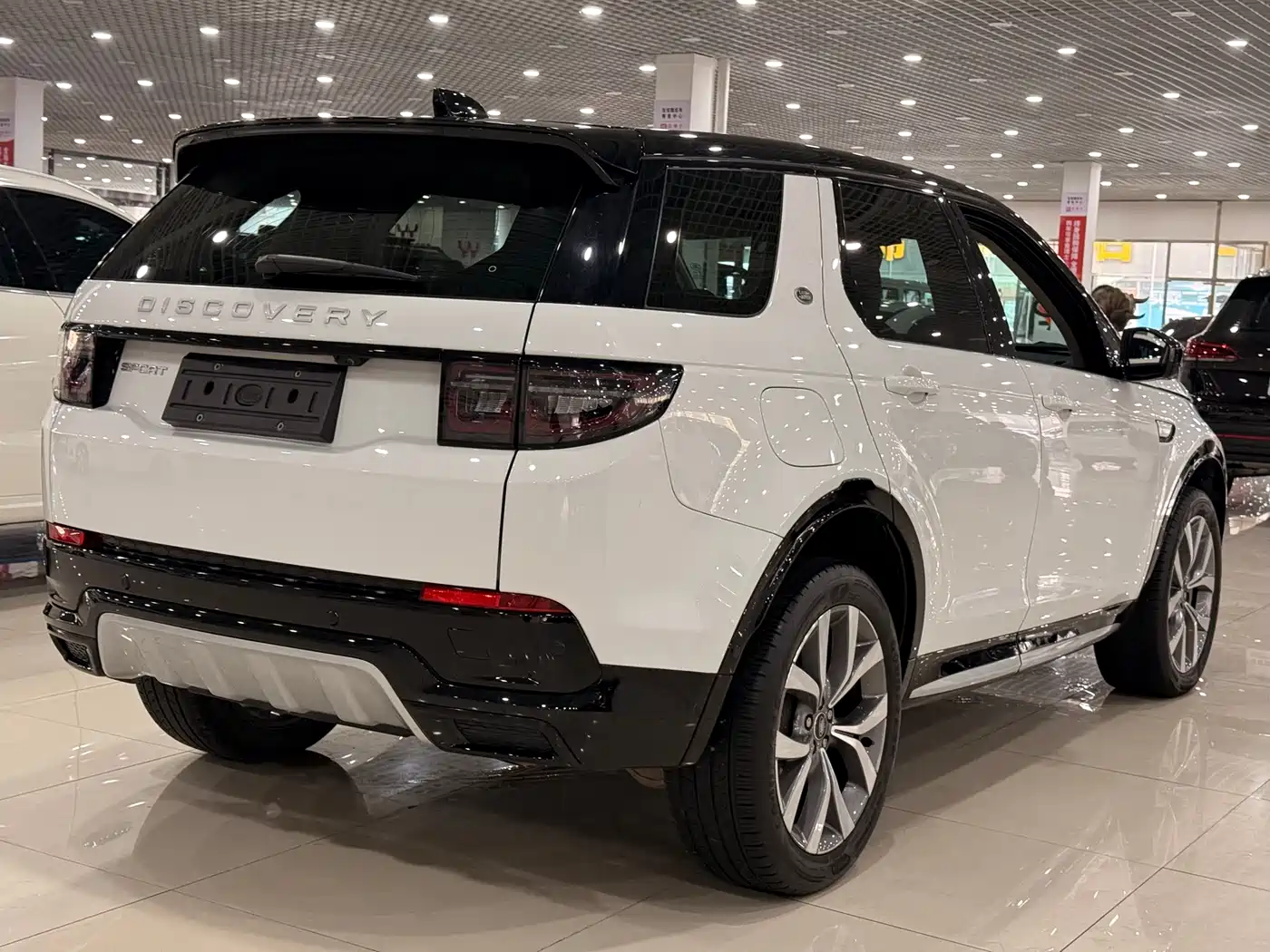 Land Rover Discovery Sport 2024 Luxury Custom Edition фото 3