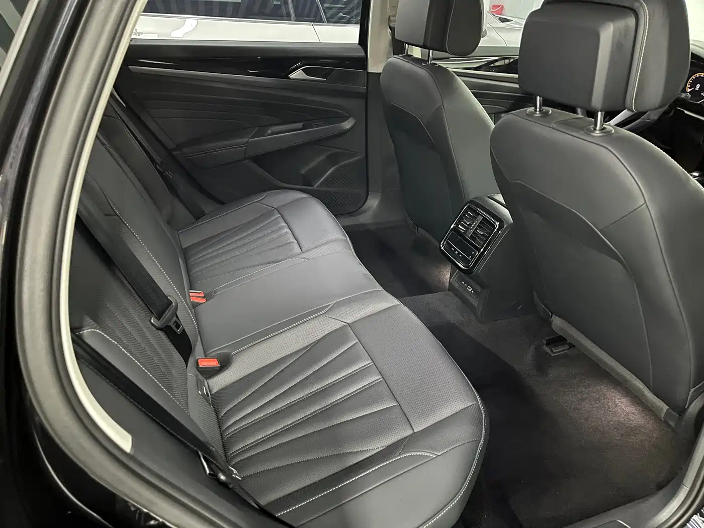 Volkswagen Passat 2025 Outstanding 380TSI Starlight Dragon Soaring Edition фото 13