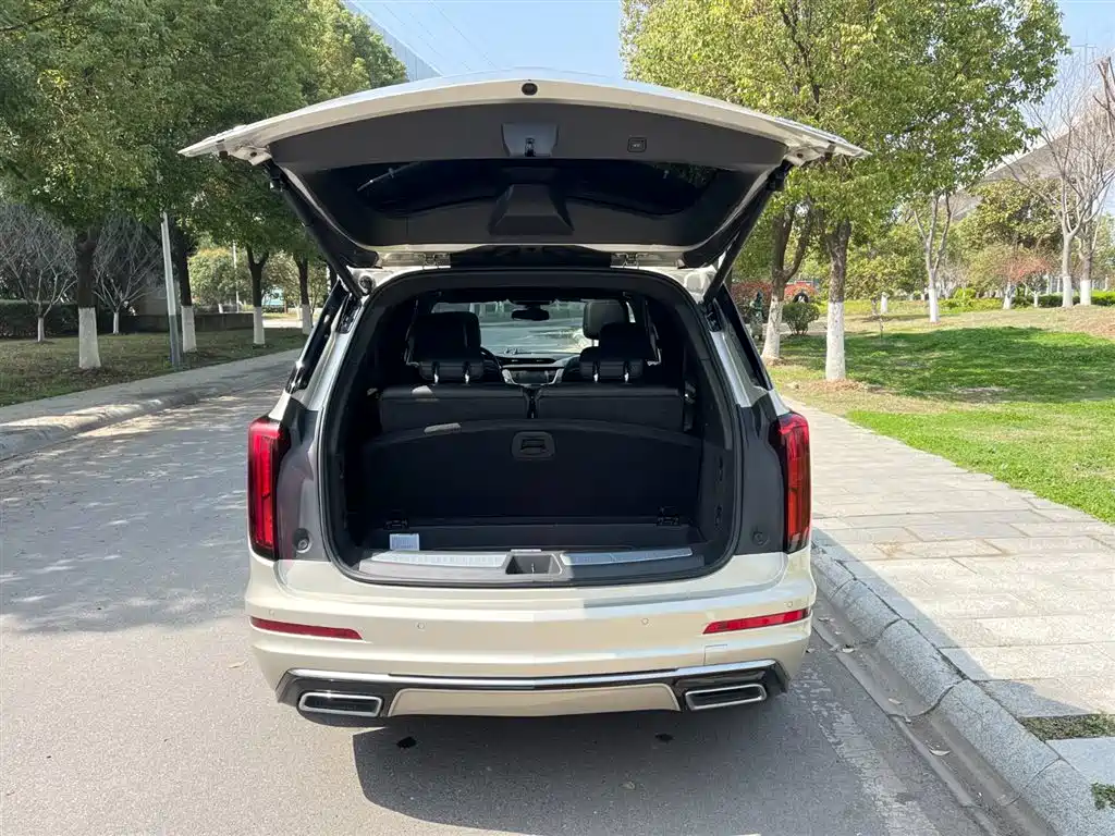 CADILLAC XT6