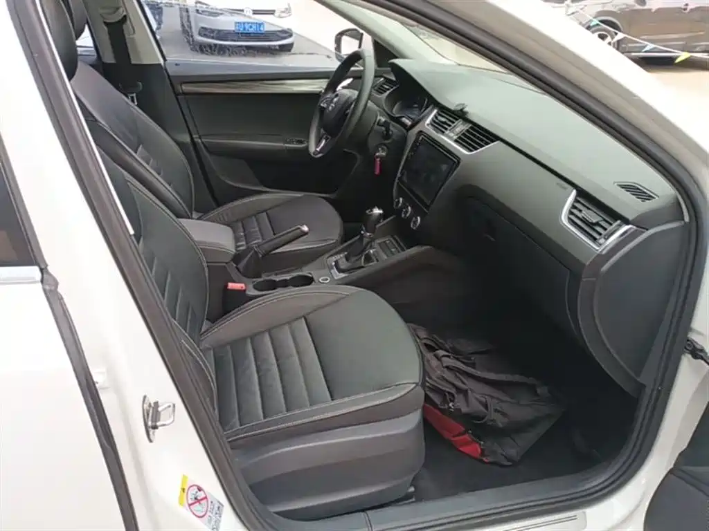 Škoda Octavia 2017 1.6L Automatic Smart Edition фото 25