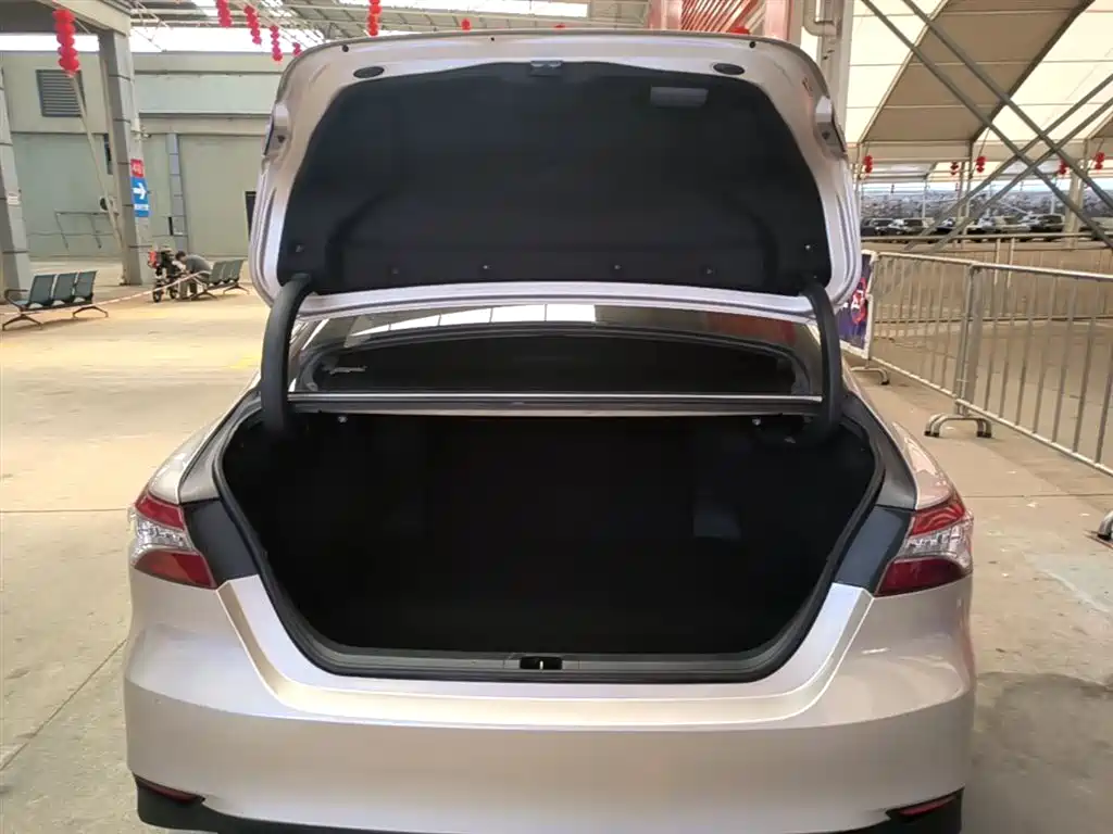 Toyota Camry 2018 Hybrid 2.5HG Luxury Edition фото 19