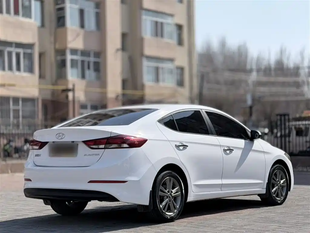 Hyundai Elantra 2016 1.6L Manual Smart·Youth Edition фото 11