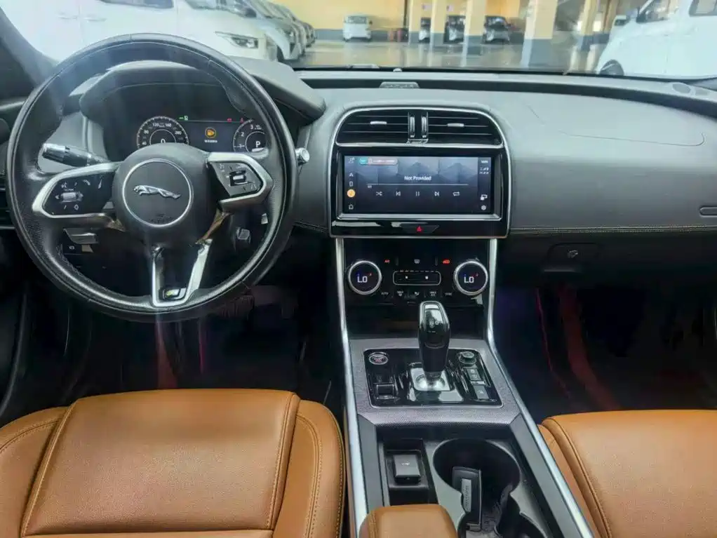 Photo 4 - Jaguar XEL