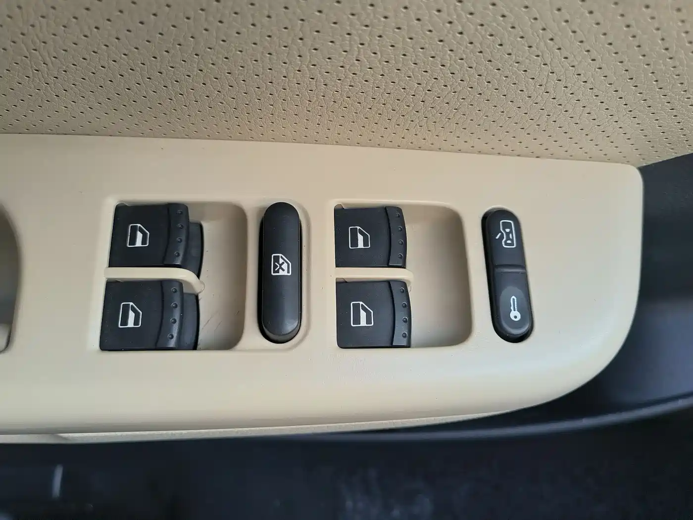 Volkswagen Lavida 2011 1.6L Automatic Pinya Edition фото 8
