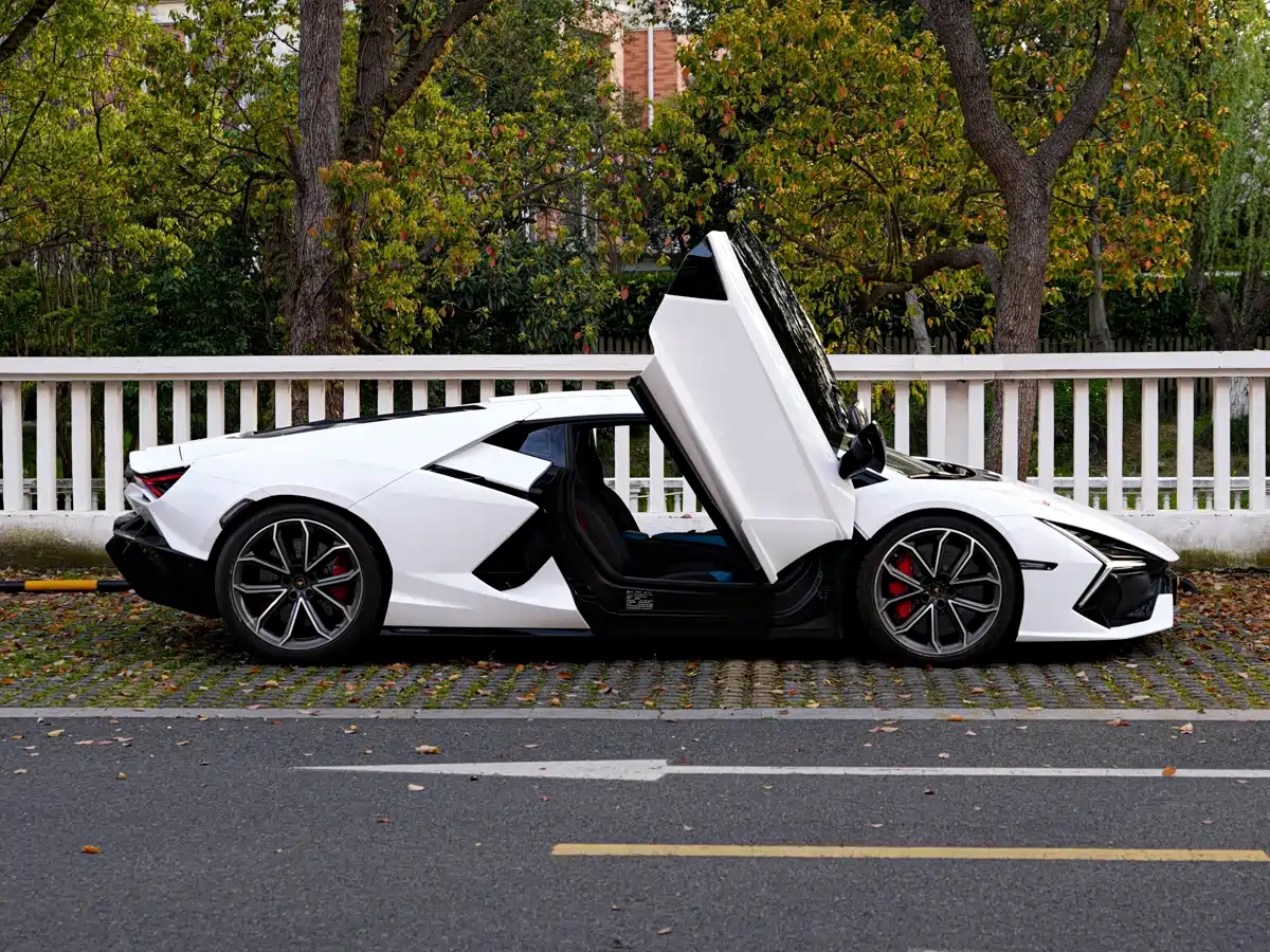 LAMBORGHINI REVUELTO