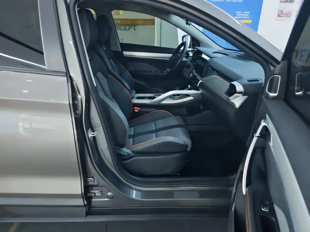 Фото 25 - Geely Coolray