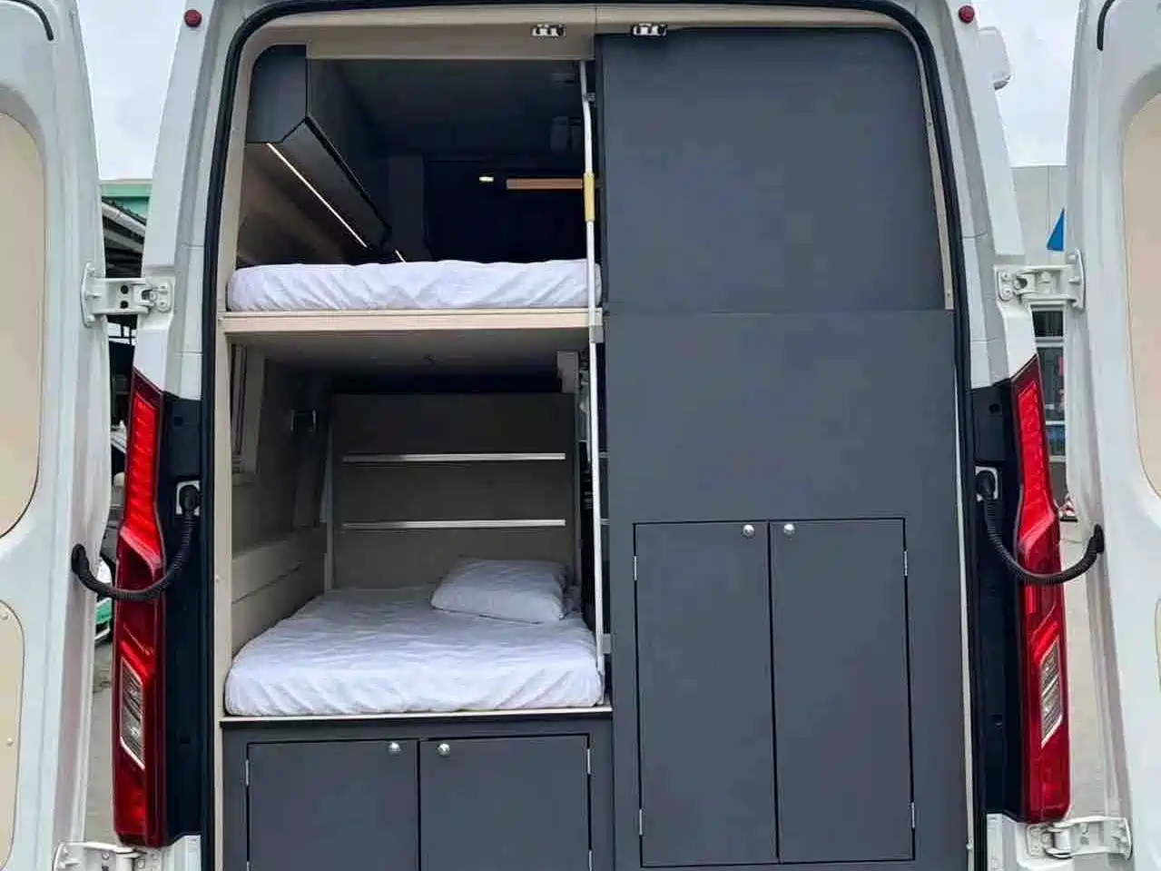 SAIC Maxus MAXUS V90 RV 2020 2021 2.0T Travel Home V90 Self-Contained Class B RV Luxury Longitudinal Bed