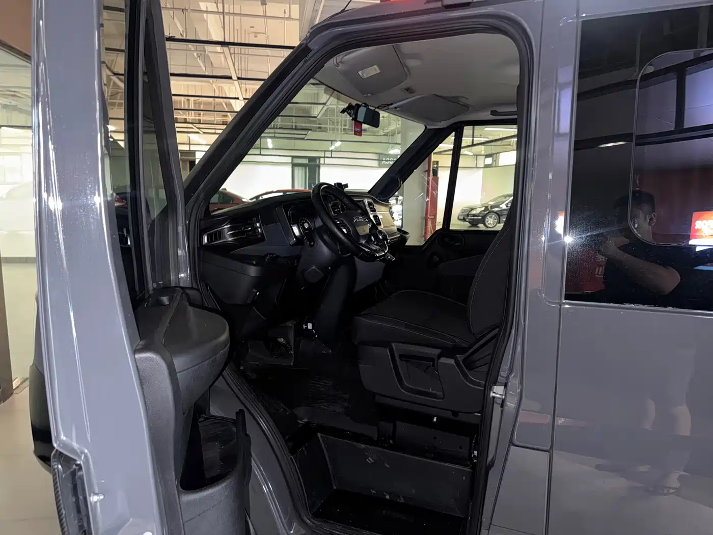 Jiangling JMC Fushun 2025 2025 Model 2.0T 8AT Diesel Short Wheelbase Low Roof Commercial MPV 5/6 Seats Dual-opening Tailgate