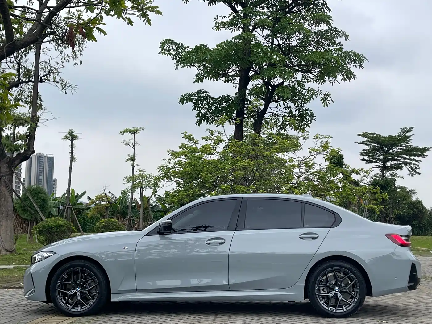 BMW 3 Series 2025 330Li M Sport Night Edition фото 23