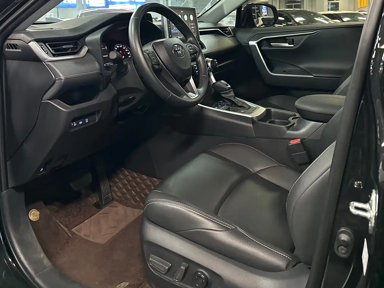 Toyota Wildlander 2022 Hybrid 2.5L E-CVT FWD Luxury PLUS Edition фото 12