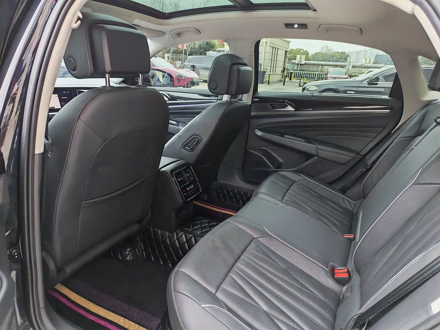 Volkswagen Passat 2022 330TSI Starlight Luxury Edition фото 9