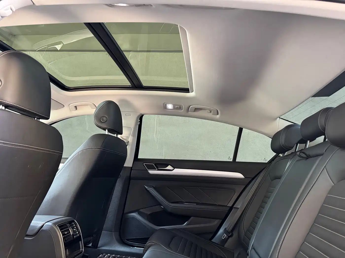 Volkswagen Magotan 2023 2 Million Units Commemorative Edition 280TSI DSG Comfort фото 17