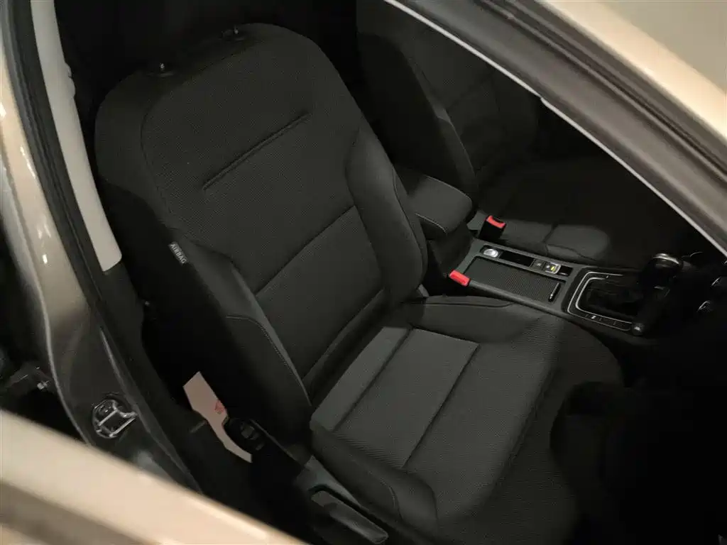 Volkswagen Golf 2017 1.6L Auto Comfort Millionth Edition фото 20