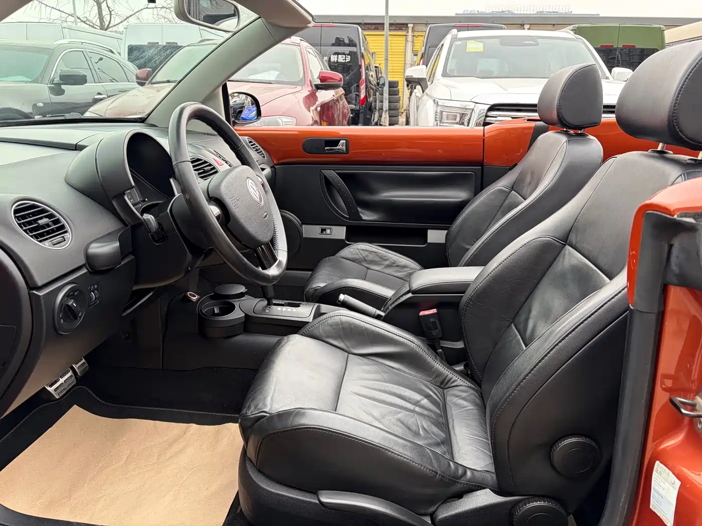 Volkswagen Beetle 2010 Model 2.0 BlackOrange Convertible Luxury Edition фото 15