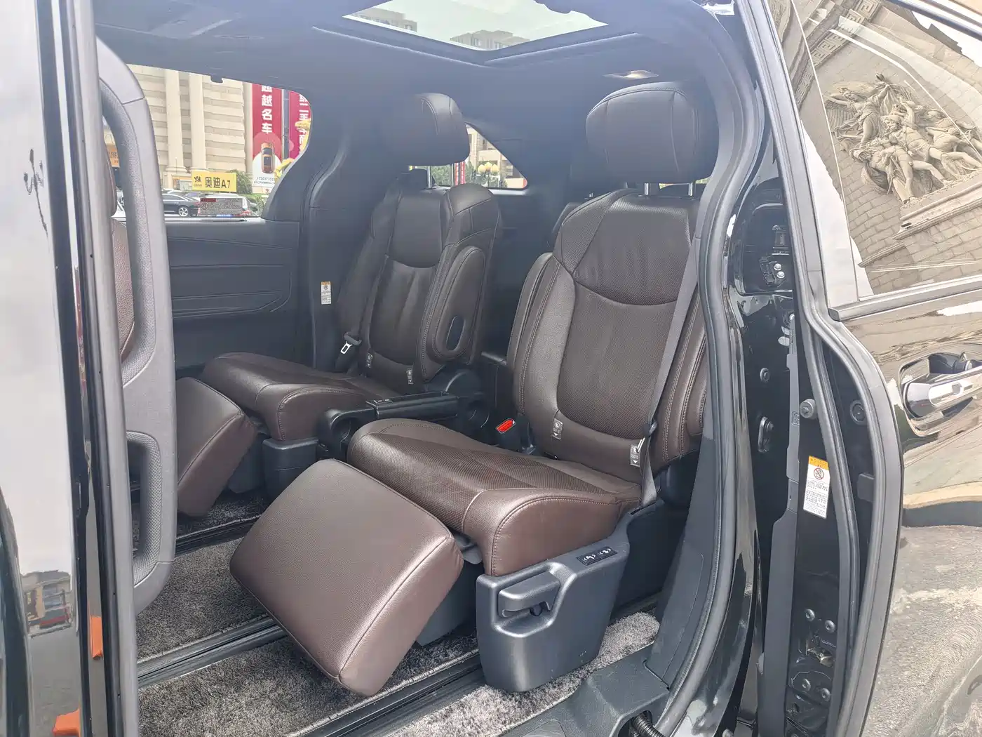 Toyota Sienna 2021 2.5L Hybrid Platinum Edition фото 14
