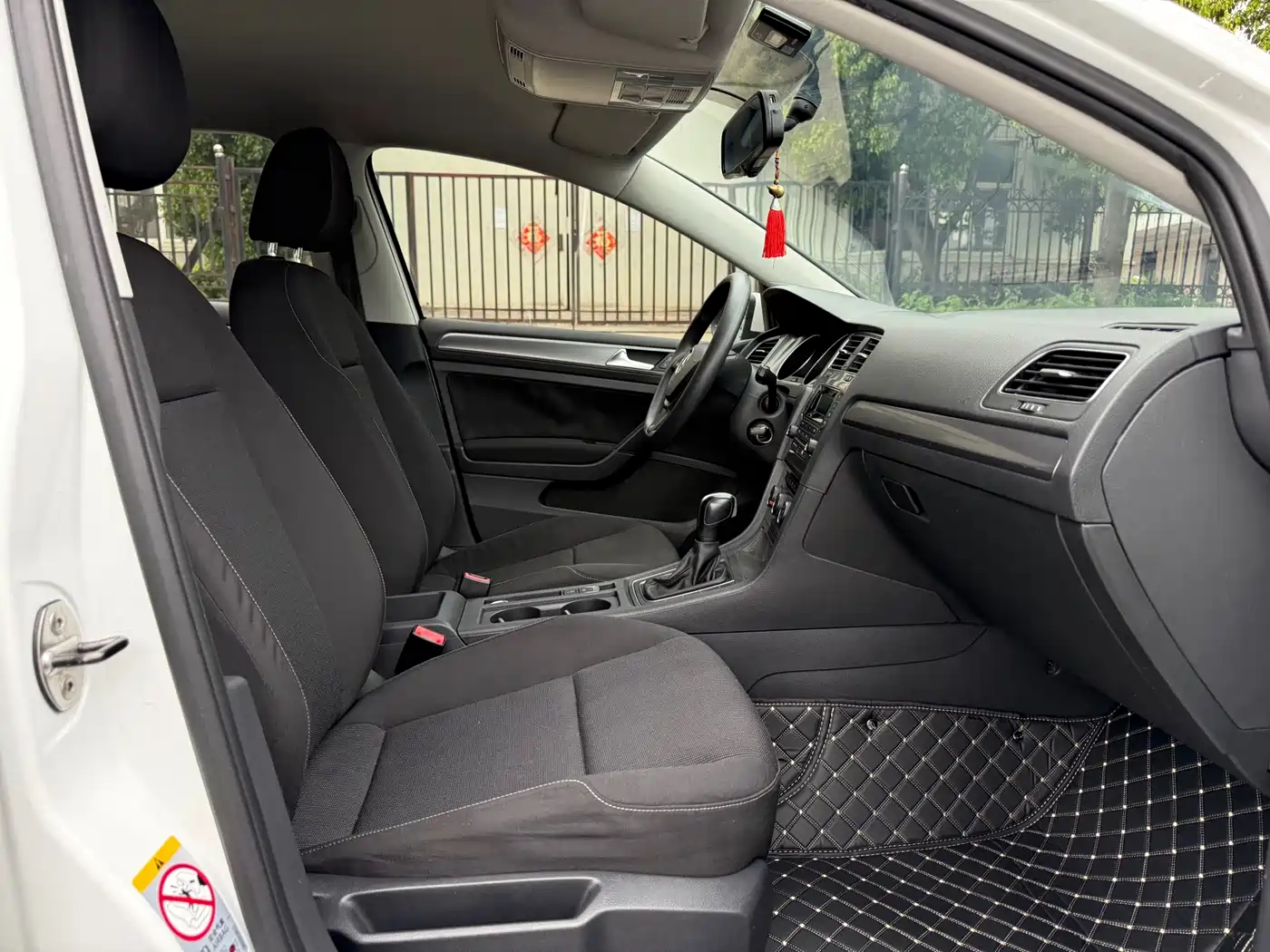 Volkswagen Golf 2014 1.6L Automatic Fashion Edition фото 16