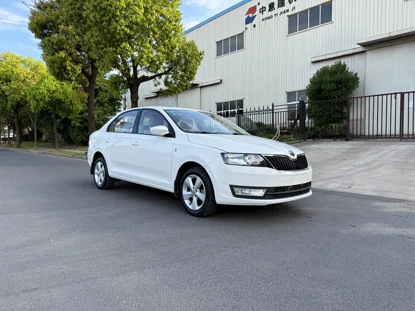 Škoda Rapid 2016 1.6L Automatic Pioneer Edition фото 3