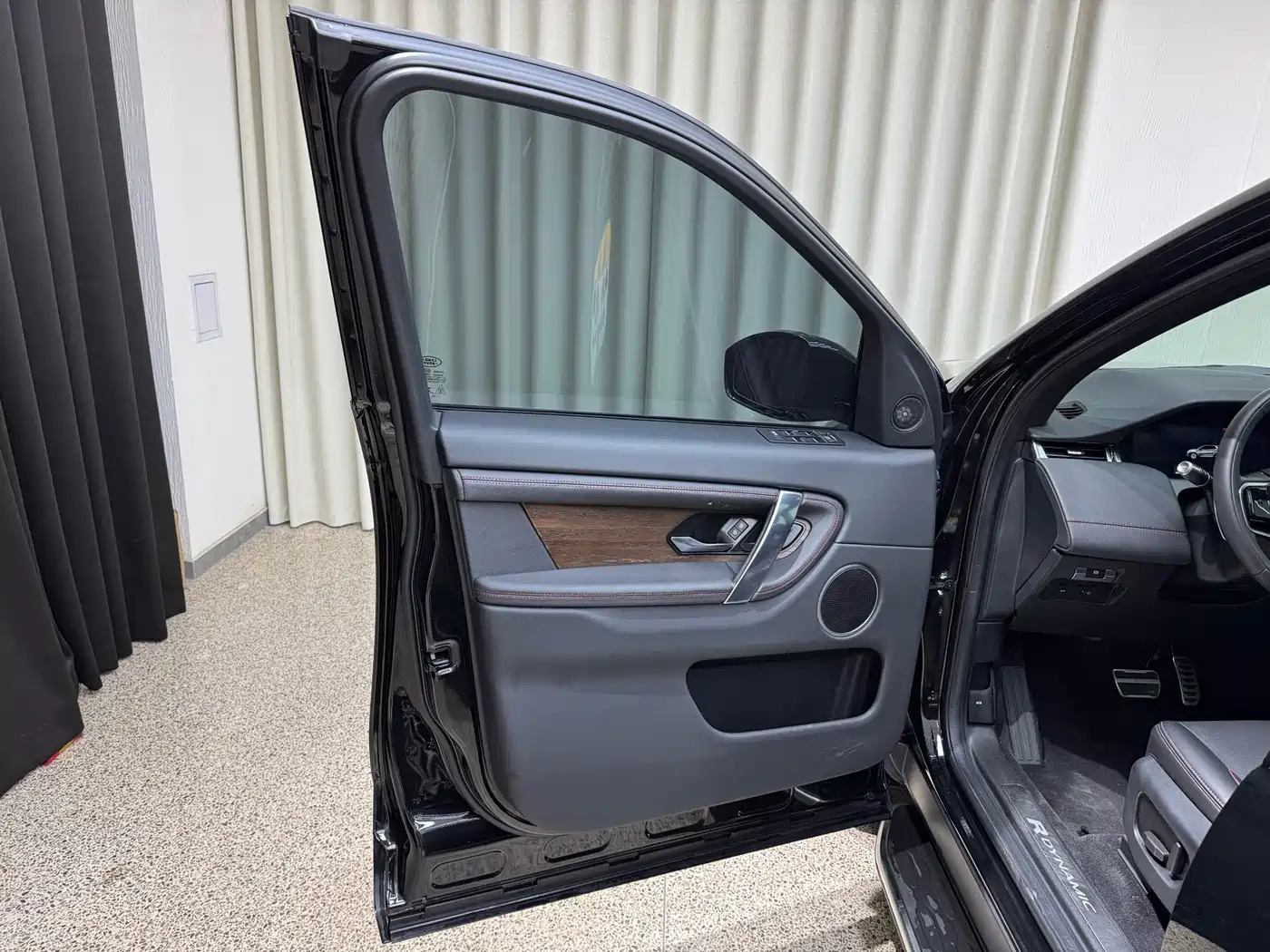 Land Rover Discovery Sport 2022 Model 249PS R-Dynamic S Performance Edition 5-Seater фото 10