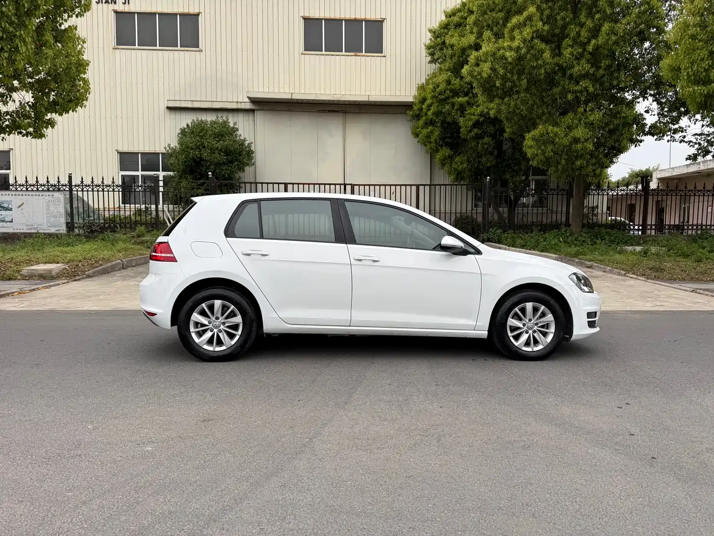 Volkswagen Golf 2014 1.6L Automatic Fashion Edition фото 4