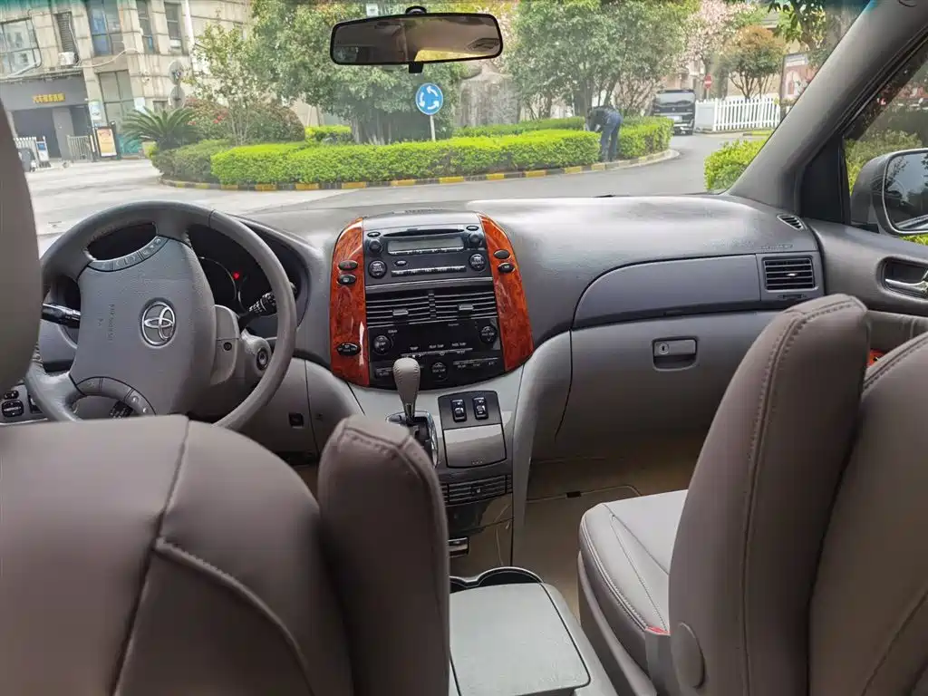 Toyota Sienna фото 12