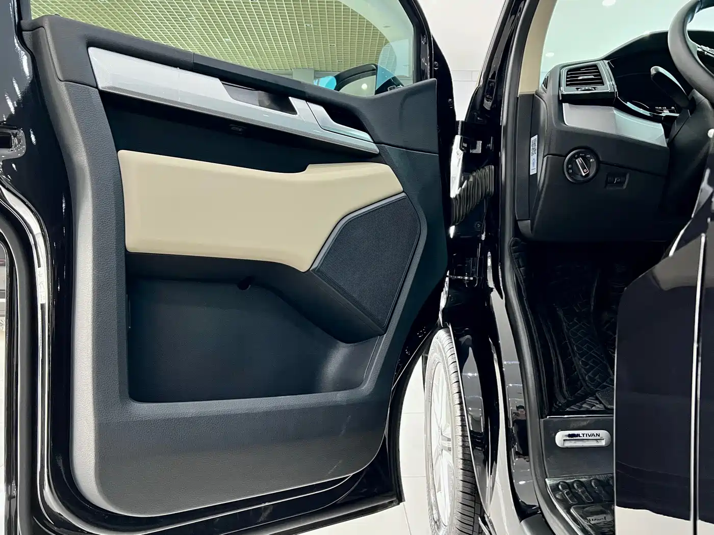 Volkswagen Multivan 2016 2.0TSI 4WD Prestige 7-Seater фото 23