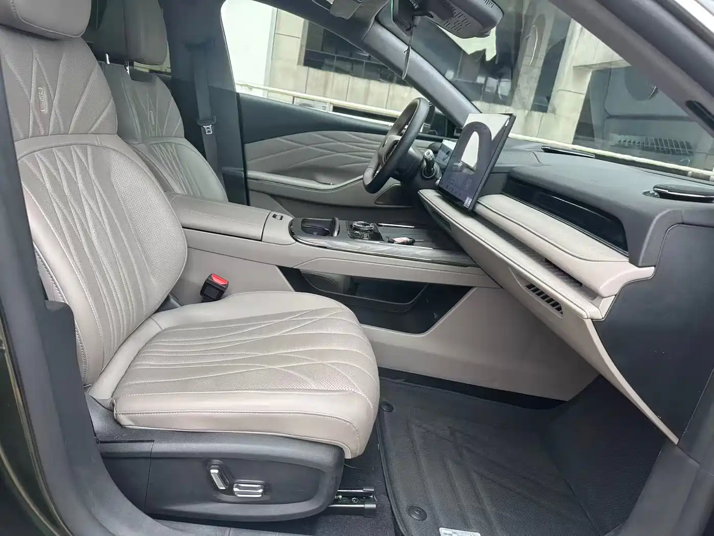 Geely Galaxy Galaxy Xingyao 8 2025 130km EM-i Premium Edition фото 15