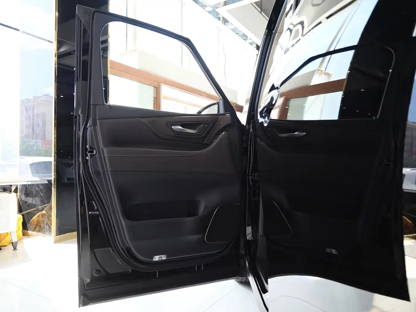 Toyota Vellfire 2024 Crown Hybrid 2.5L Executive Premium Edition фото 6